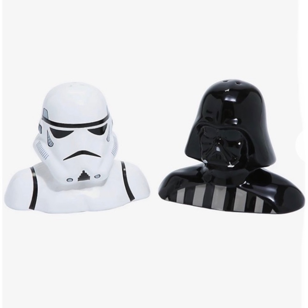 DISNEY STAR WARS DARTH VADER & STORMTROOPER CERAMIC SALT & PEPPER SHAKERS SET!